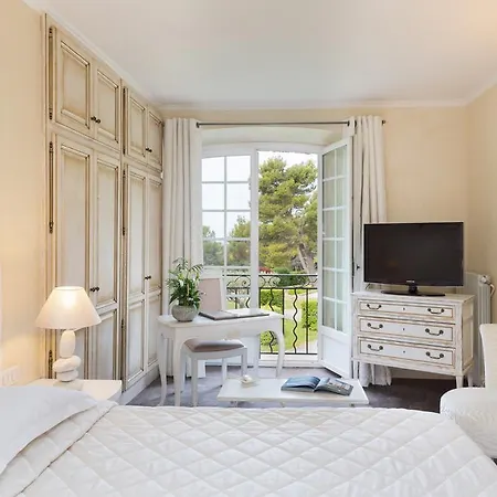 La Bastide De & מלון 4*